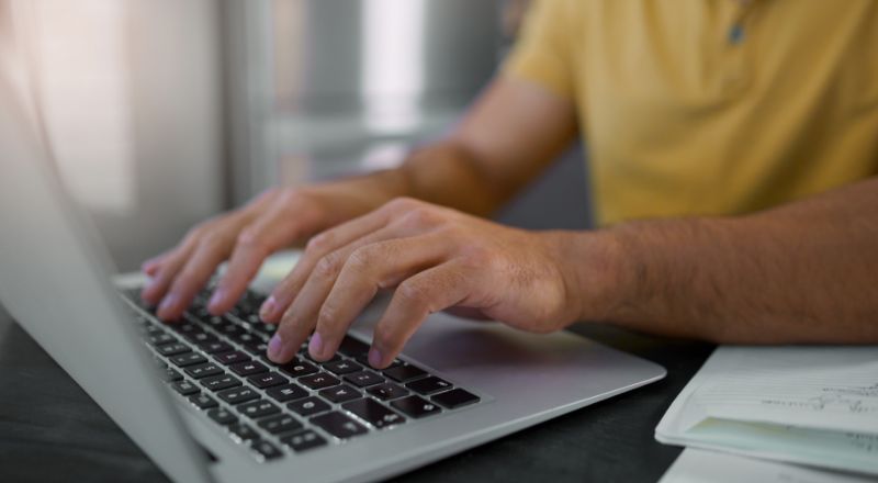 mãos digitando em um notebook