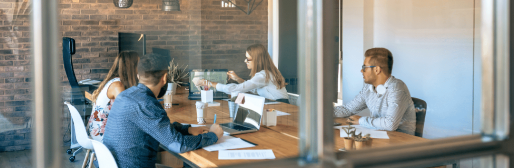 reunião de trabalho para discutir o tráfego orgânico do site.