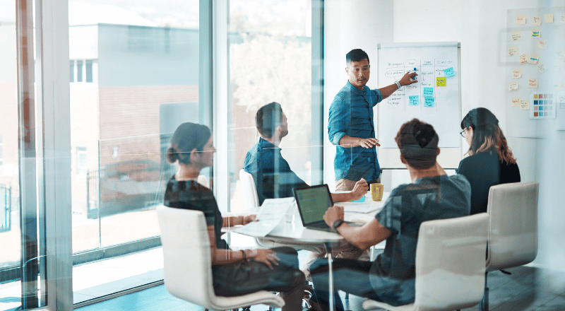 Reunião de trabalho discutindo como o site da empresa pode estar de acordo com o Google E-E-A-T