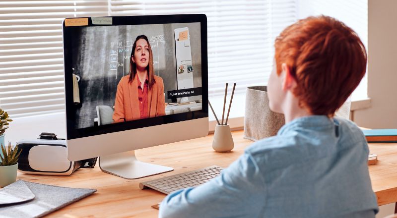 Mulher ruiva assiste vídeo sobre as mudanças do Google na política para menores de 18 anos