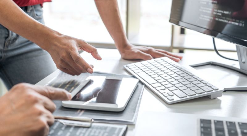 Pessoas em reunião com tablet e notebook 