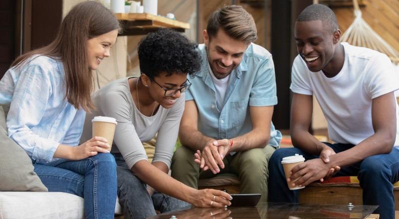 Jovens olhando vídeos em um celular