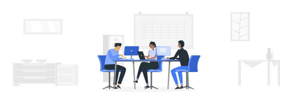 Três pessoas trabalhando, escrevendo artigos, em suas computadores, em uma mesa grande