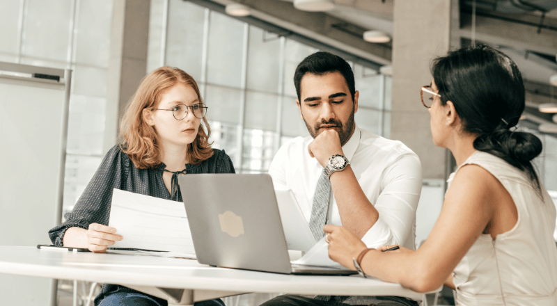 Equipe de pessoas planejando a estratégia de markenting de conteúdo.