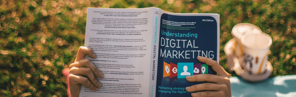 Pessoa lendo sobre experiência do usuário no marketing digital.