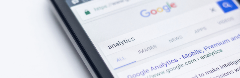 Tela de celular com a palavra Analytics na barra de busca do Google.
