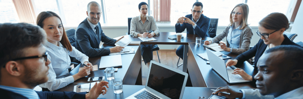 Reunião de trabalho em que diversas pessoas estão trabalhando em consultoria de SEO.