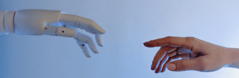 Mão de um robô e a mão de um humano quase se tocando. Mostrando a união entre inteligência artificial e SEO.
