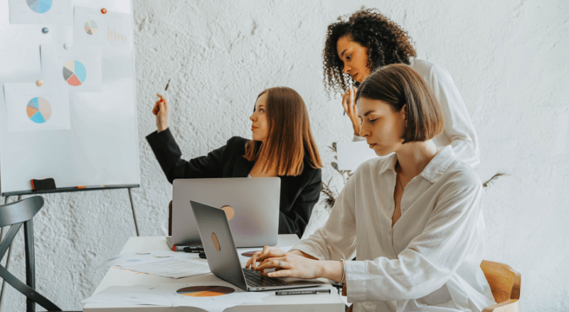 Três mulheres discutindo sobre o que é SEO.