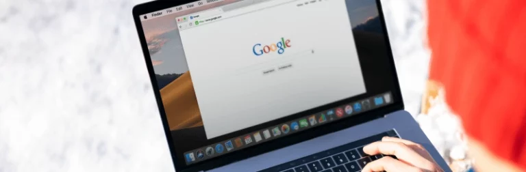 Pessoa acessando o Google Pagespeed pelo computador.