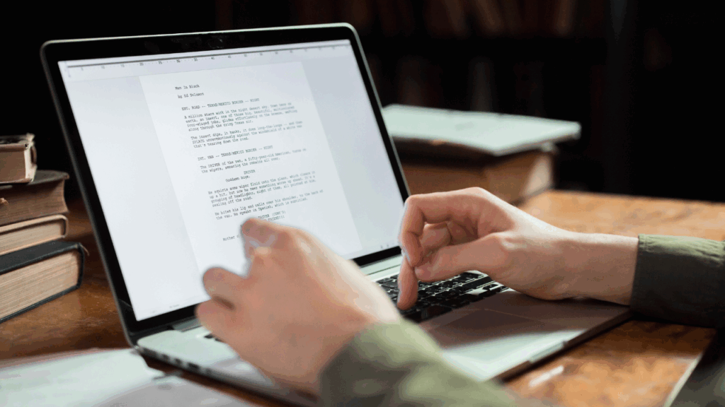 Pessoa trabalhando em computador, redigindo um texto com densidade de palavra-chave.