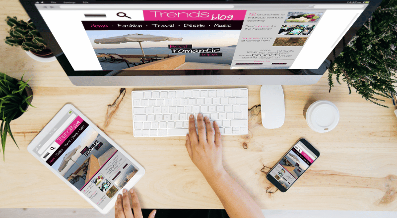 Navegabilidade web: facilite a interação do usuário com seu site Pessoa acessando o mesmo site no computador, tablet e celular