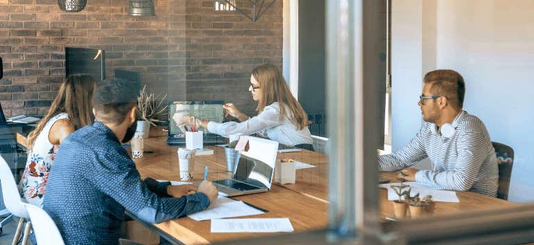 O que é tráfego orgânico? Como gerar visitas sem anúncios reunião de trabalho para discutir o tráfego orgânico do site.