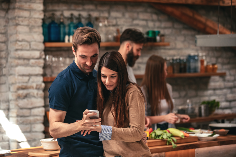 Algoritmo do Instagram: Você sabe realmente como funciona o Reels? Casal assiste Reels do Instagram