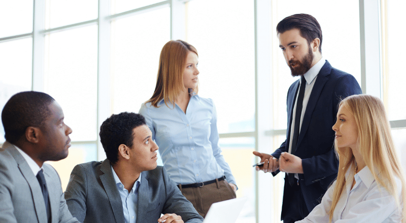 Consultoria de SEO: o que faz e por que sua empresa precisa Reunião de trabalho, diversas pessoas trabalhando em consultoria de SEO.