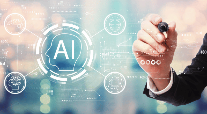 Inteligência Artificial e SEO: Impulsione a visibilidade do seu site no Google Mão de um homem segurando uma caneta. Dá aentender que ele está escrevendo uma tela translúcida em que à esquerda está a palavra AI de Inteligência Artificial em inglês.