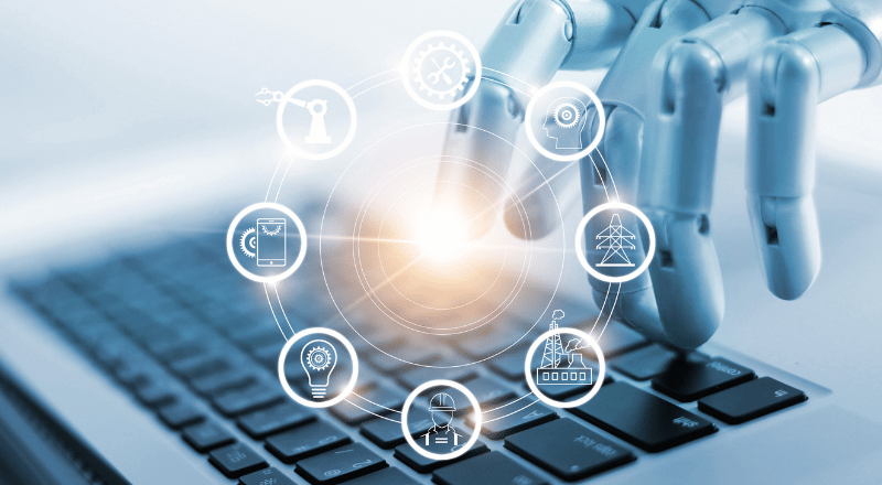 Inteligência Artificial: seus criadores não podem dizer com exatidão como elas funcionam Mão robótica teclando, representando a inteligência artificial.
