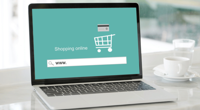 SEO para E-commerce: aprenda a otimizar sua loja virtual Notebook com um carrinho de supermercado na tela, simbolizando o SEO para e-commerce.