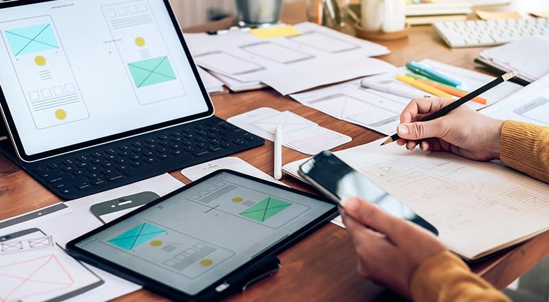 O que é um sitemap e como utilizá-lo para melhorar o SEO do seu site? pessoa planejando um site em frente a um notebook.