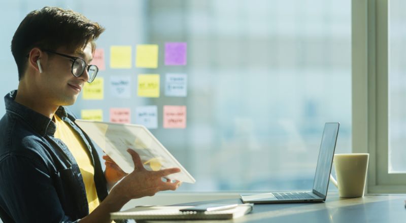 Como planejar uma estratégia de marketing digital para sua empresa Homem trabalhando no desenvolvimento de um plano de marketing digital