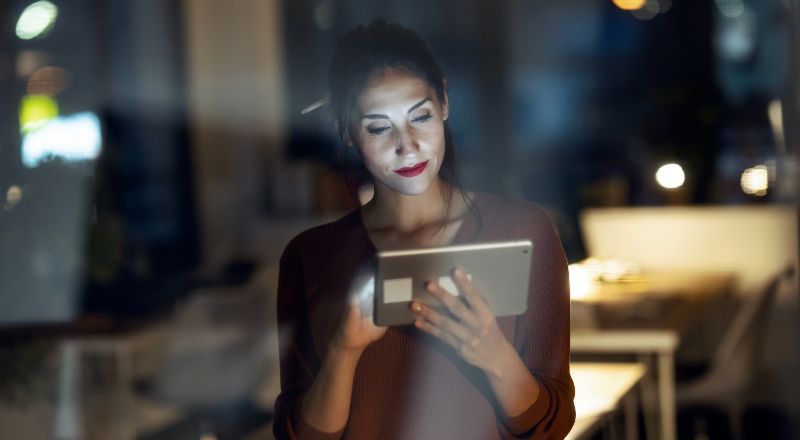 Marketing de Conteúdo: O que é - Saiba a melhor definição mulher mexendo em tablet