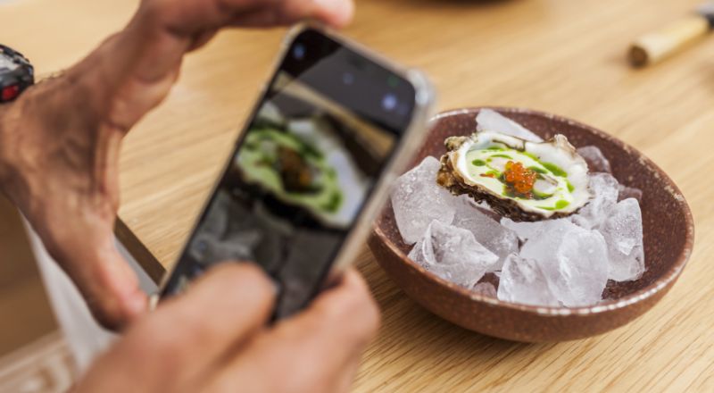 Como a pesquisa por imagem no Google pode melhorar o ranqueamento do seu site | WebShare pessoa fotografando um prato de comida