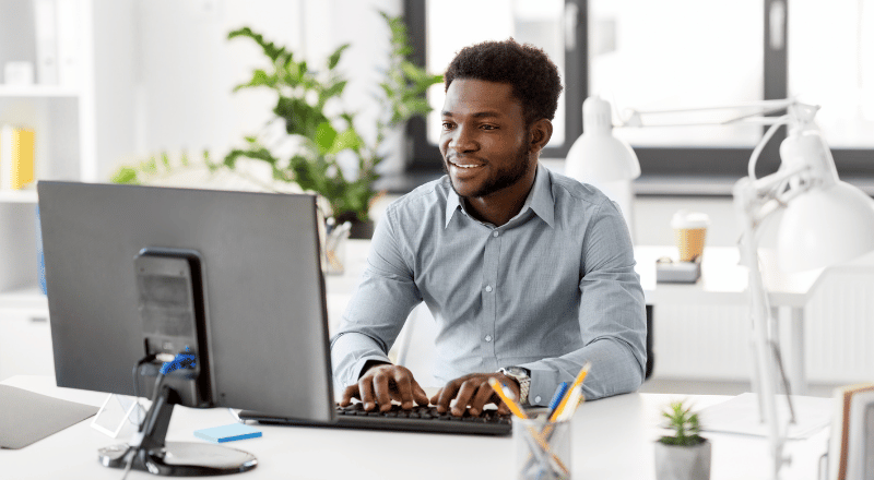 Criação de conteúdo com IA: vantagens, desvantagens e principais recursos Homem trabalhando