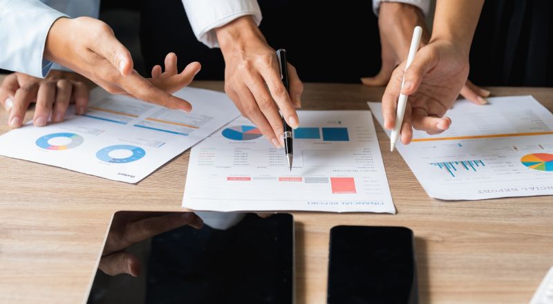 Como planejar uma estratégia de marketing digital para sua empresa Pessoas trabalhando em um plano de marketing digital