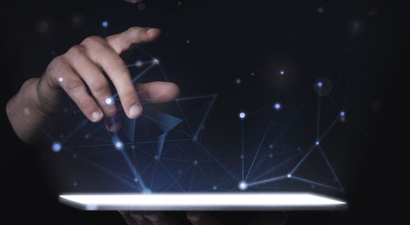 A importância da I.A. para SEO Pontos de conexão translúcidos acima de um tablet.