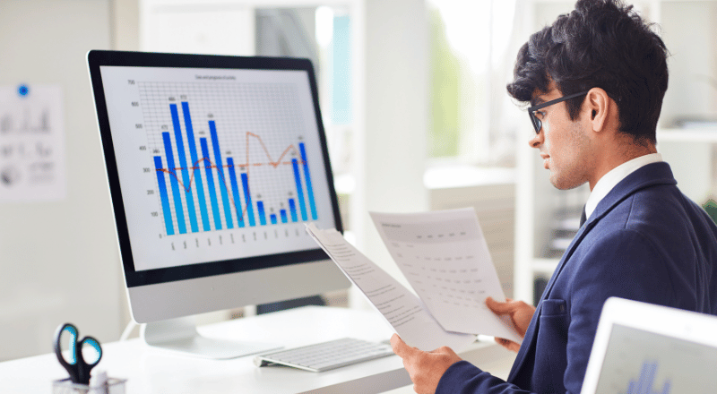 Saiba o que é SEM e veja como utilizá-lo em sua estratégia de marketing digital Homem trabalhando no computador, remete ao o que é search engine marketing
