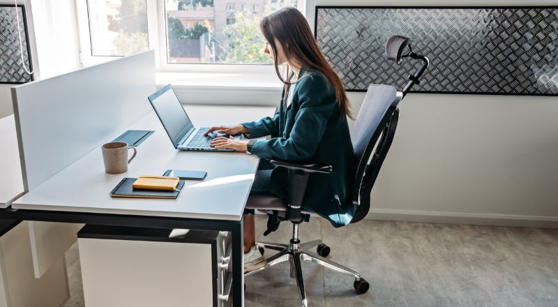Como a pesquisa por imagem no Google pode melhorar o ranqueamento do seu site | WebShare mulher em escritório digitando em notebook