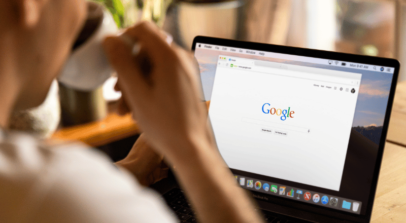 Novidades Google: novo recurso para verificação de origem de imagens Jornalista usando nova ferramenta anunciada entre as novidades do Google.