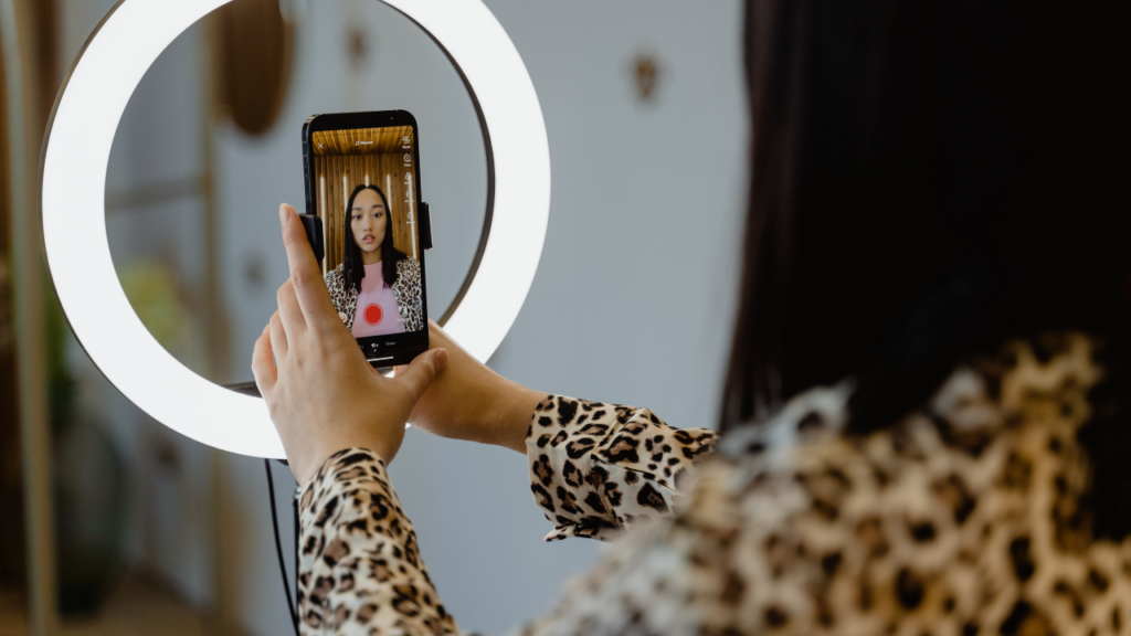 SEO para TikTok: o que é e como dominar o algoritmo Mulher se filmando para SEO no TikTok