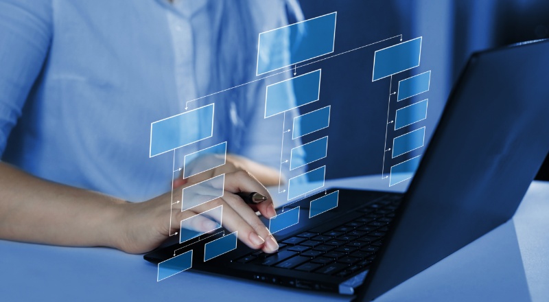 Saiba trabalhar o SEO por intenção e campo semântico em 2022 Pessoa digitando em um notebook e dados saindo da tela