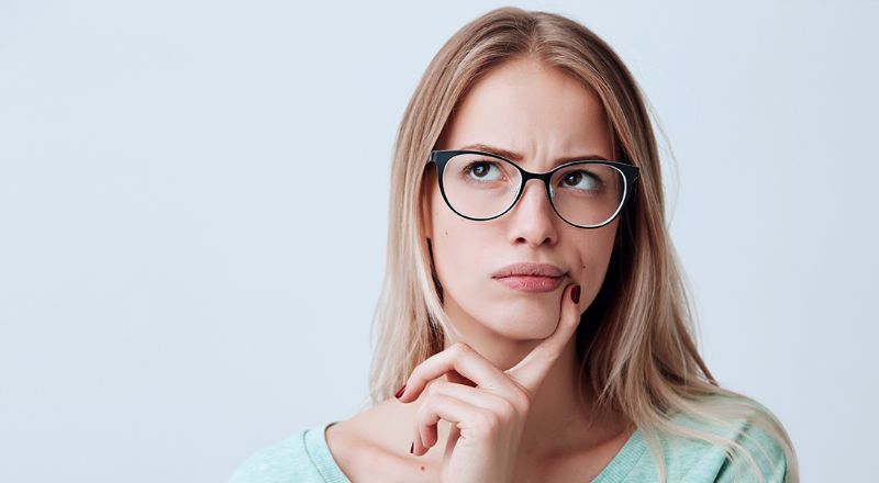Instagram WhatsApp e Facebook caíram? Saiba como evitar prejuízos Mulher loira de óculos está com expressão curiosa