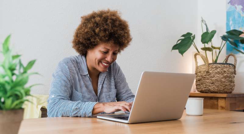 Entenda o update dos Reports de Page Experience no Google Search Console Mulher mexendo no notebook