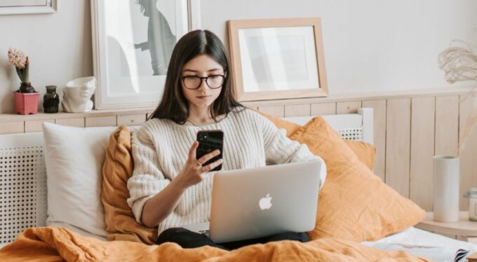 Twitter está se tornando o Reddit? Conheça o teste de "descurtir" da Plataforma Mulher pesquisa sobre as atualizações do Twitter