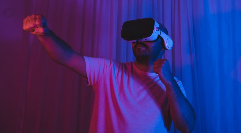 Metaverso: o que é e como entrar neste mercado? pessoa usando um oculos de realidade virtual no metaverso