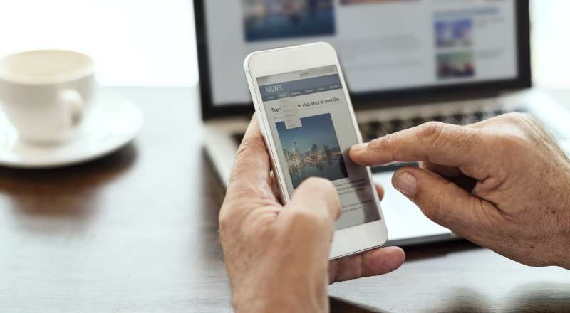 Google testa nova ferramenta Index Now Pessoa pesquisando pelo celular