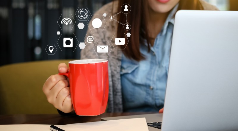Google Web Stories: Conheça esta nova ferramenta do Google Mulher em frente ao notebook , com ícones ao lado significando planejamento