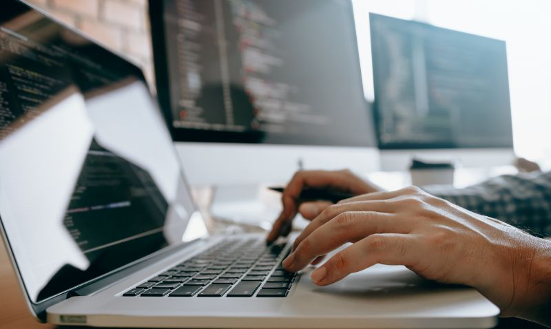 Migração de Site: O Google tem novas diretrizes para você não perder tráfego orgânico Pessoa mexendo no notebook