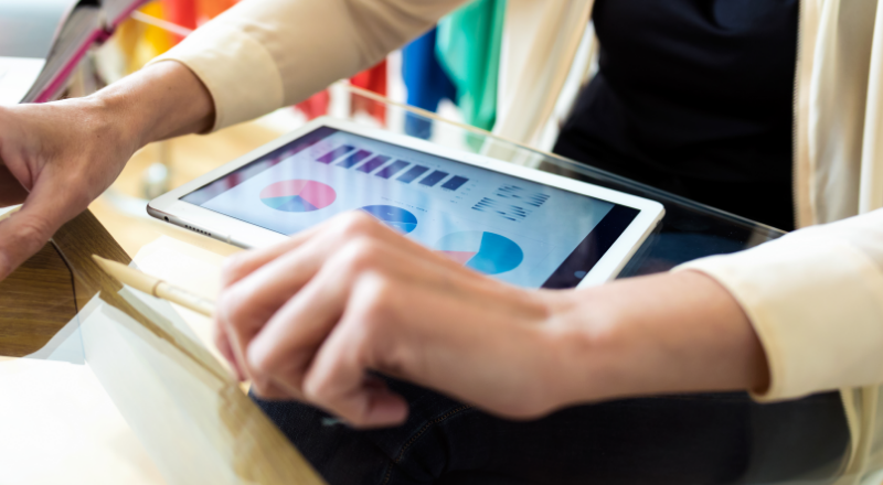 Estratégias de SEO com Google Ads: Casamento perfeito para gerar mais resultados digitais Homem com um tablete a sua frente e na tela mostrando alguns tipos de gráficoss