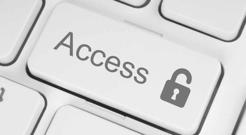 Por que a Acessibilidade digital é importante para o sucesso do seu site Imagem mostra um teclado branco, com apalavra Acsess e um desenho d e um cadeado aberto ao lado, em uma tecla
