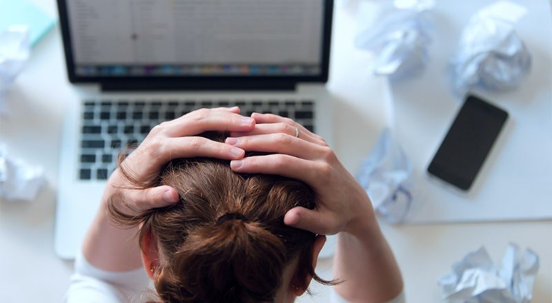 Instagram WhatsApp e Facebook caíram? Saiba como evitar prejuízos Mulher está com as mãos na cabeça