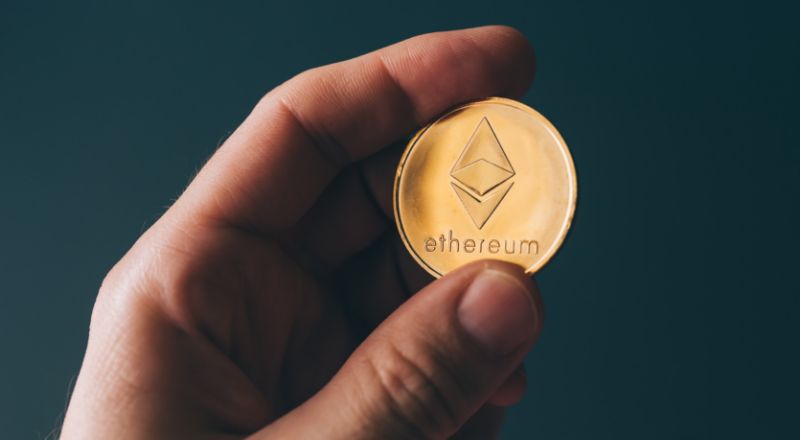 Metaverso: o que é e como entrar neste mercado? pessoa mostrando cripto moeda