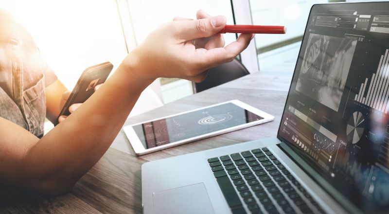 Menção de marca: qual o verdadeiro impacto para o SEO do seu site Pessoa com uma caneta na mão apontando para tela do computador.