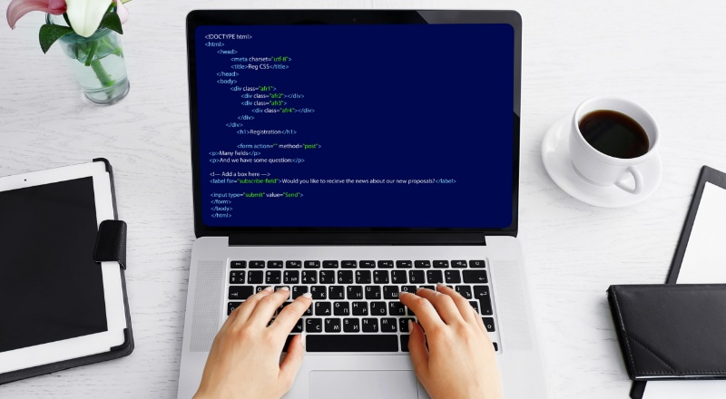 Heading tags: o que são, exemplos e como usá-las corretamente Mãos teclam os teclados dem um notebook onde aparecem códigos de programação