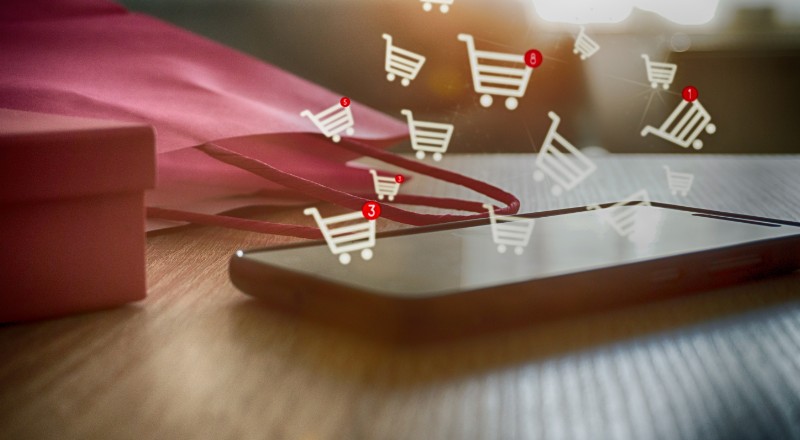 Webshare Report: Estatísticas de Maio 2022 do e-commerce no Brasil imagens de carrinhos de compra entrando dentro de um Smartphone