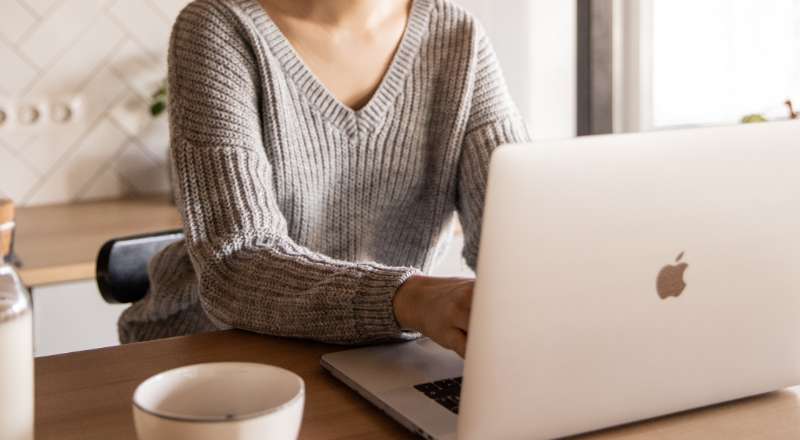 5 coisas que os varejistas precisam saber sobre SEO local Mulher mexendo no notebook