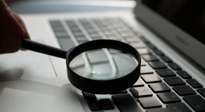 Novo Update Google para SEOs: Teremos mais transparência sobre os fatores de classificação de busca? Luta sobre teclado de computador
